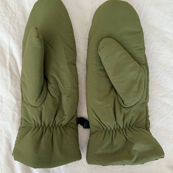 (SOLD) BNWOT Olive Green Puffer Mittens - Picture 3 of 4